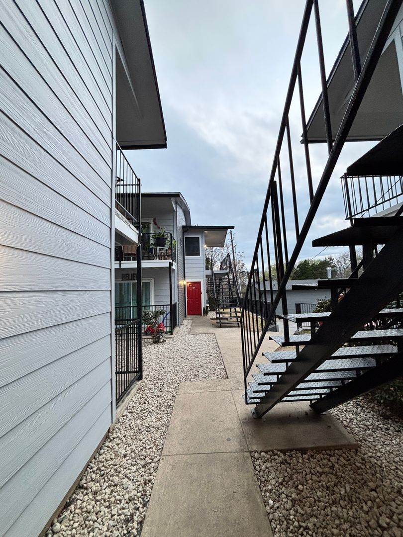 Dallas Apartment: 7621 Ferguson Rd