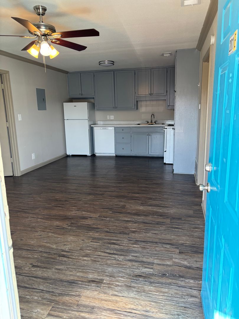 Commerce Apartment: 801 Culver St