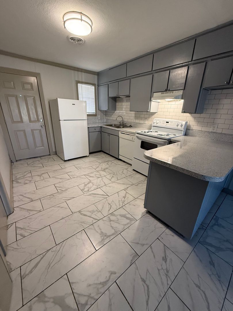 Commerce Apartment: 801 Culver St