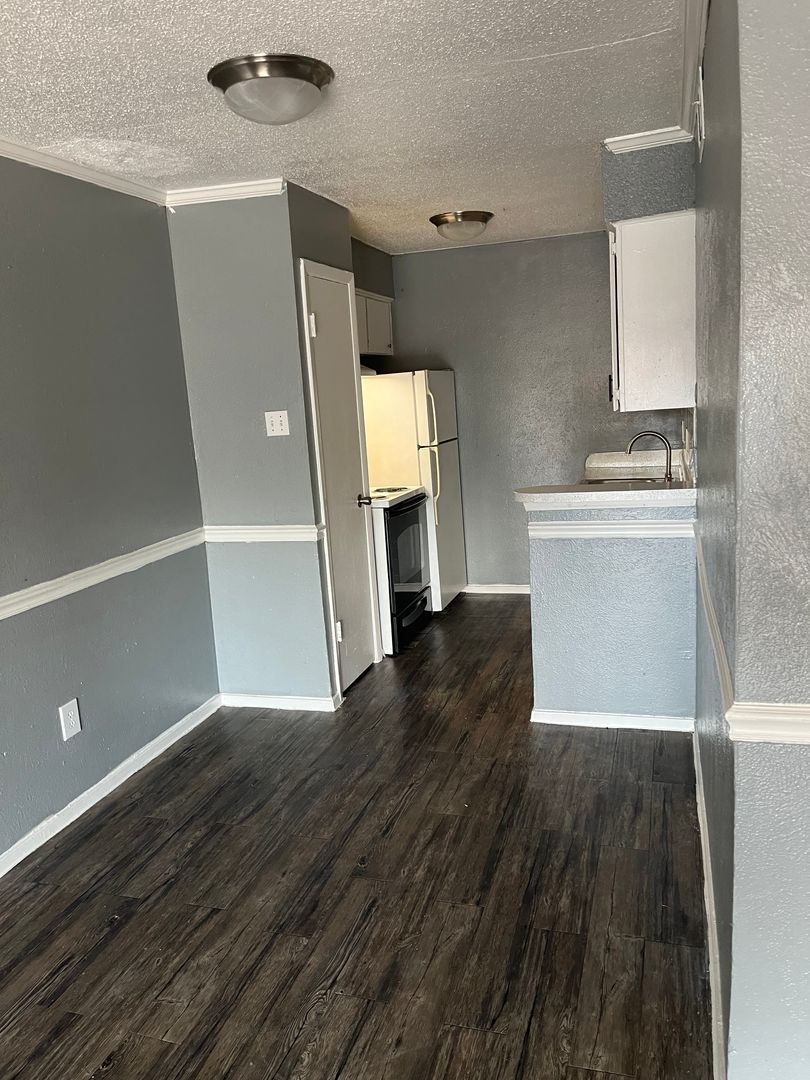 Irving Apartment: 1551 W Airport Freeway