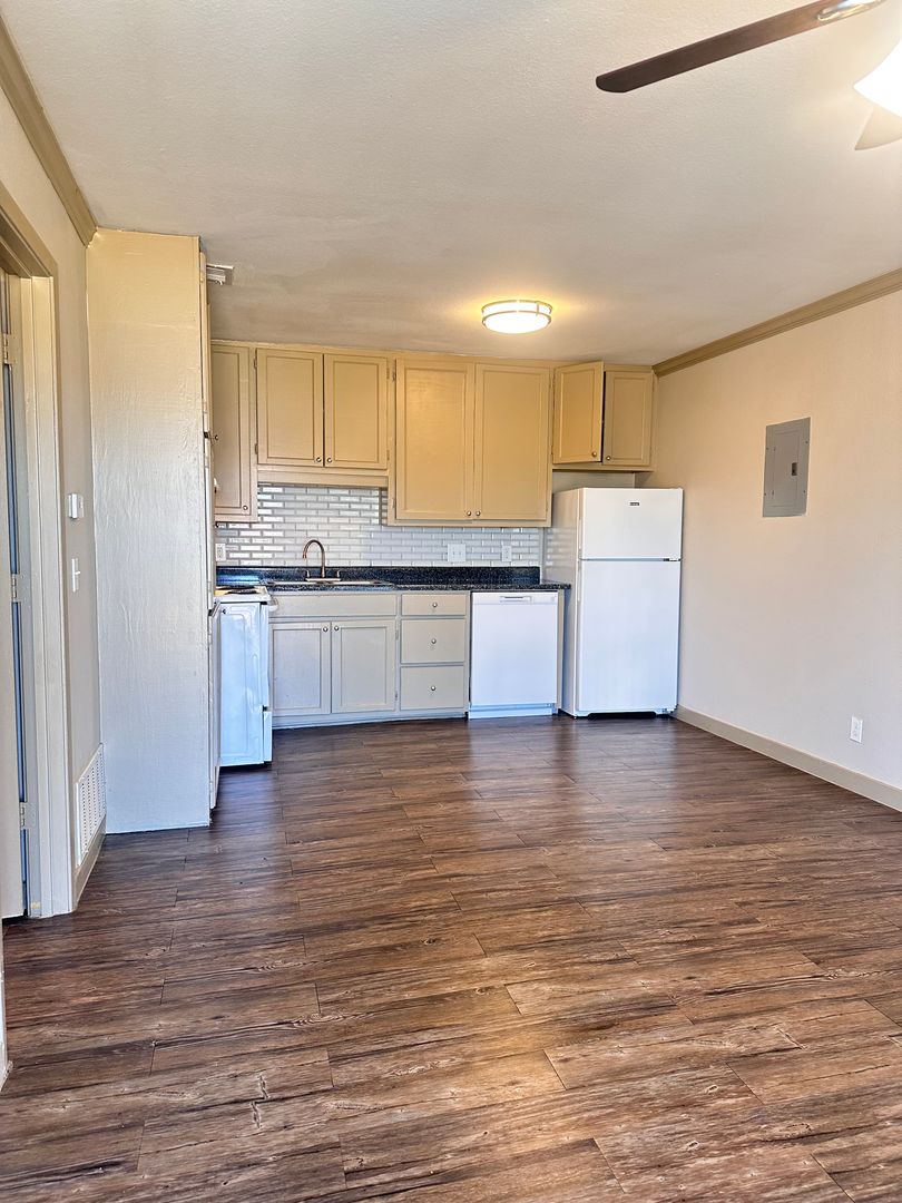 Commerce Apartment: 801 Culver St