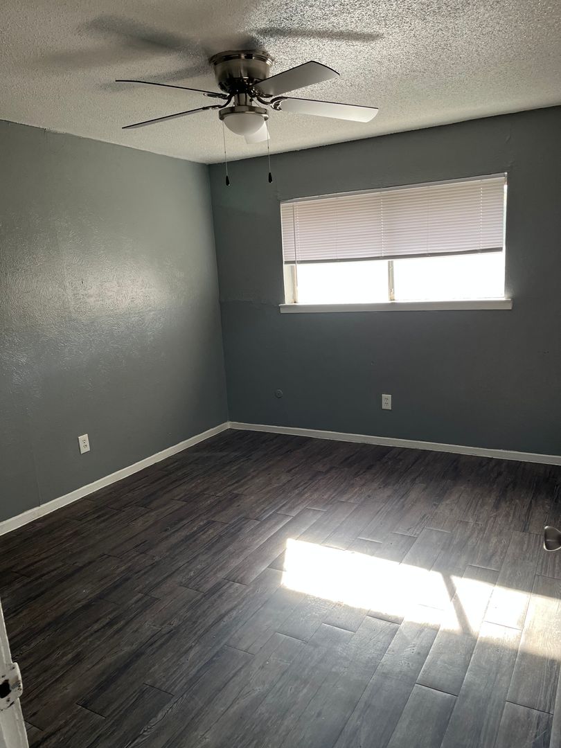 Irving Apartment: 1551 W Airport Freeway