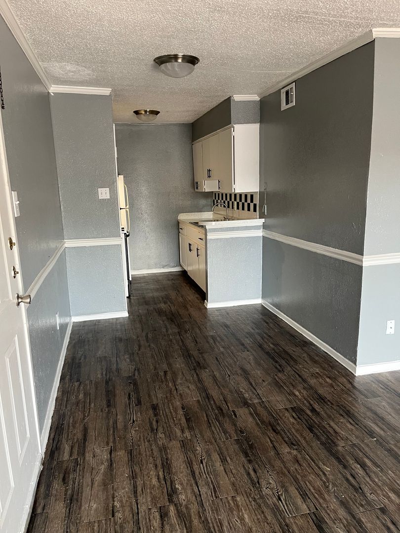 Irving Apartment: 1551 W Airport Freeway