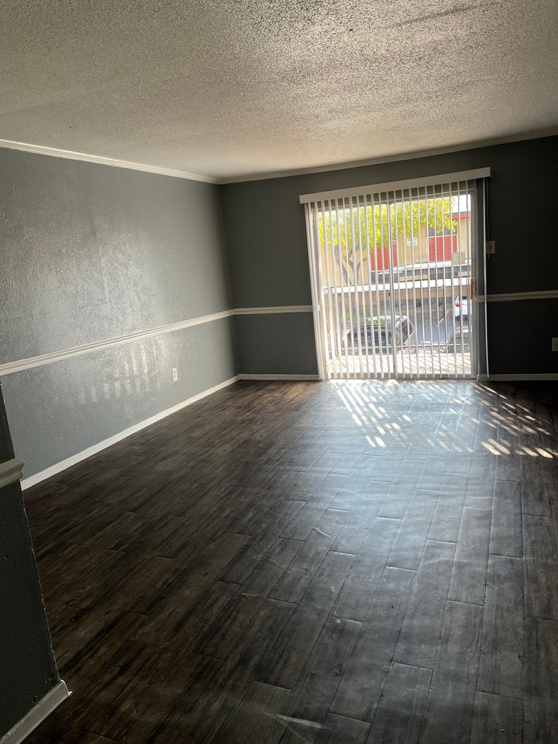 Irving Apartment: 1551 W Airport Freeway