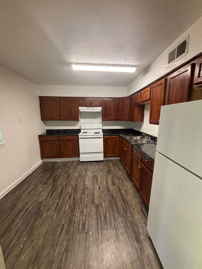 Garland Apartment: 1520 W Kingsley Rd
