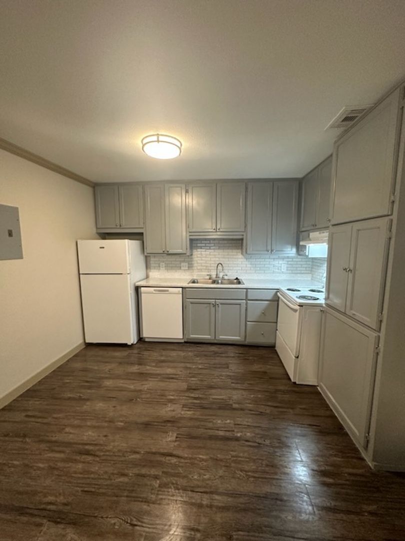 Commerce Apartment: 801 Culver St