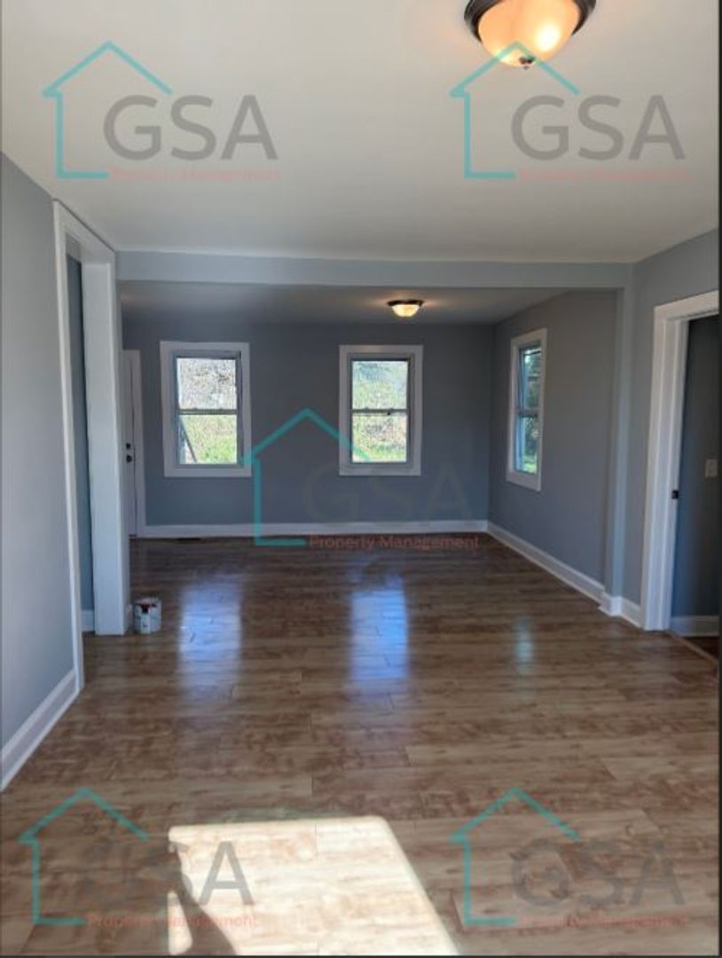 Spartanburg House: 696 Saxon Avenue