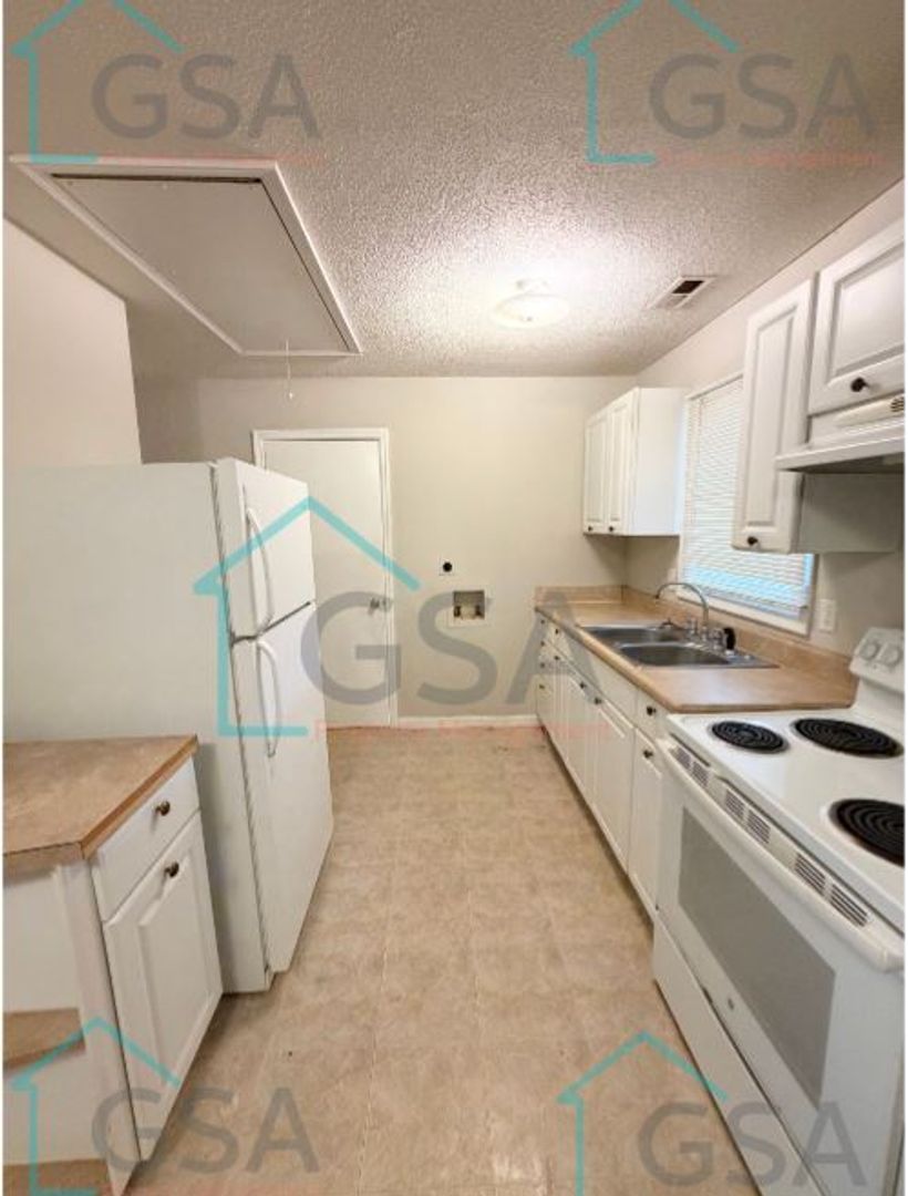 Greenville Apartment: _,_