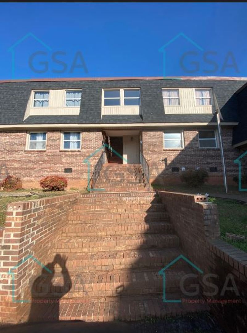 Seneca Apartment: 401 S. Fairplay Street