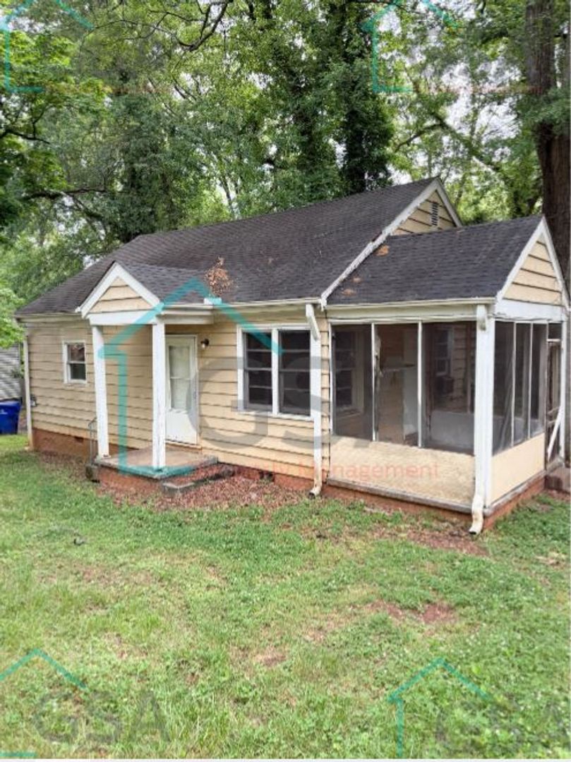 Greenville Apartment: _,_