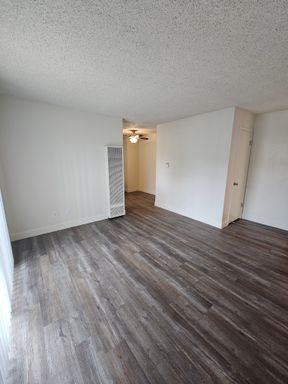 Charming unit with lots of storage – photo 1
