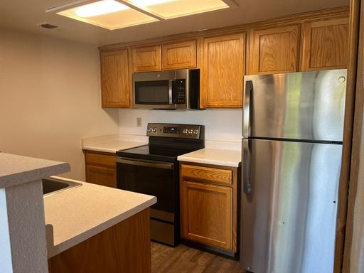 Stunning Upstairs 2 Bedroom w/SS Appliances, Plank Flooring & More – photo 1