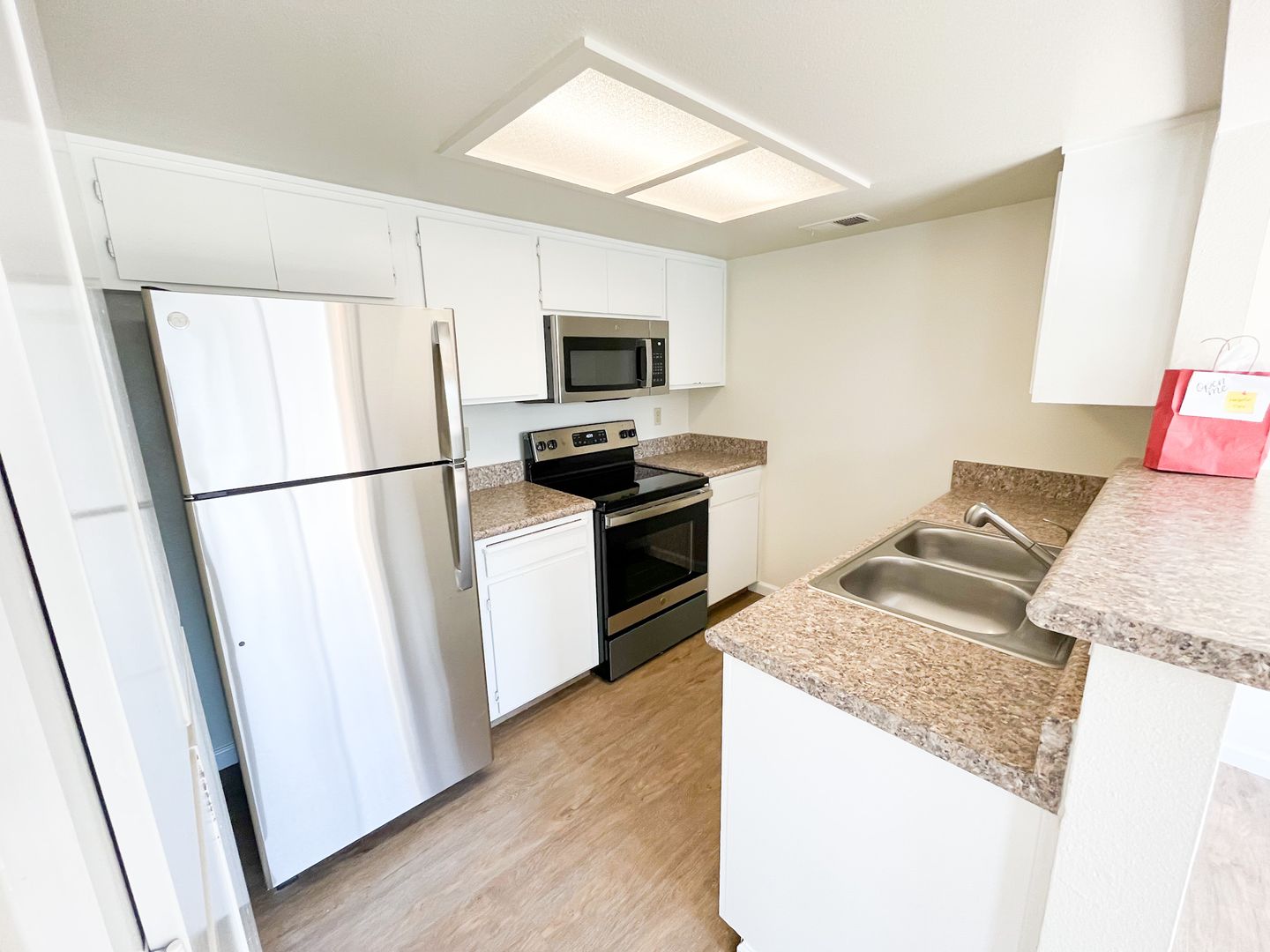 Fresno Apartment: 445 W Nees Ave