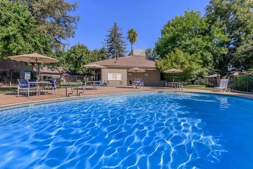LOVELY 1 BEDROOM/1 BATH SINGLE LEVEL APARTMENT – photo 1