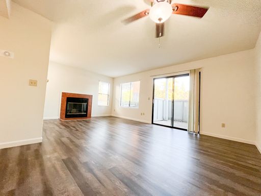 Beautiful 1 bed 1 bath Featuring Upgraded Wood Floors and Fireplace – photo 1