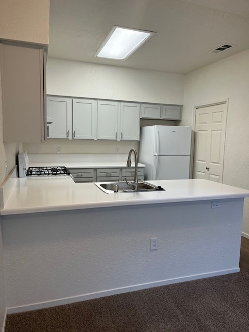 Bakersfield Apartment: 2605 Brookside Dr.