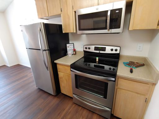878 sqft Upstairs 1x1 w/Vaulted Ceilings, Ceiling Fans & Plush Carpet - Highly Sought Out Floor Plan! – photo 1