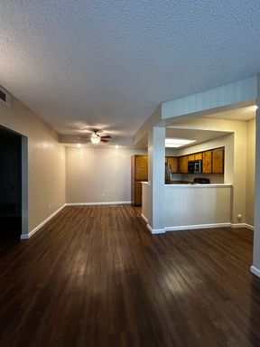 1 Bedroom with wood plank – photo 1