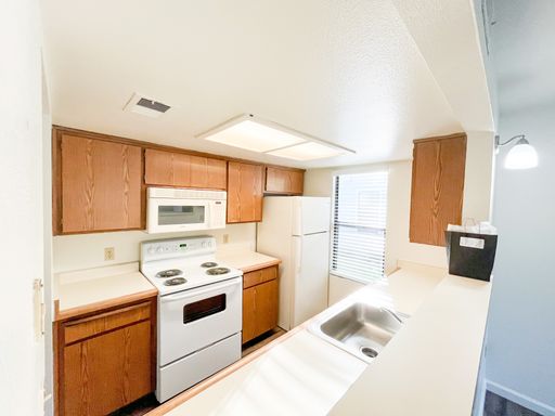 1 bed 1 bath Featuring Beautiful Vinyl Plank Flooring! – photo 1