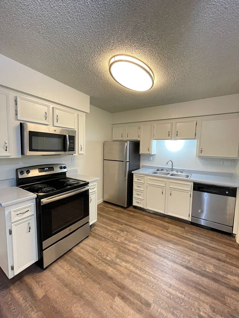 Clovis Apartment: 1201 Scott Ave.