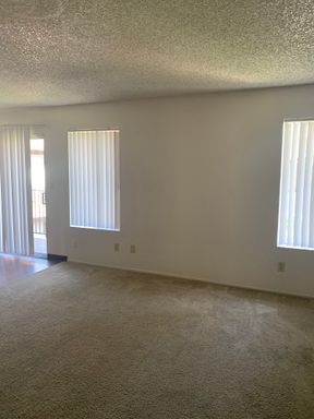 Lovely Upstairs 1 Bed / 1 Bath Apartment Available! – photo 1
