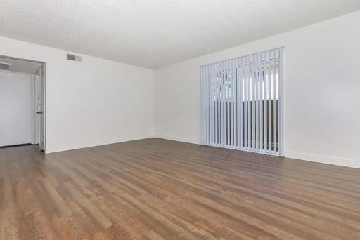 Cute unit with separate dining area – photo 1
