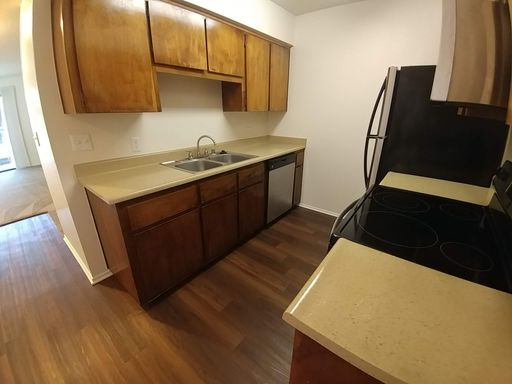 Downstairs 2x1 Near 1.5 Acre Park and Central to Amenities! – photo 1