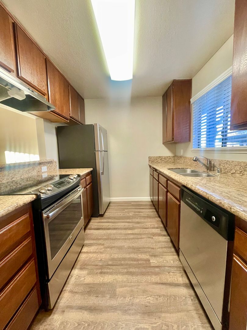 Bakersfield Apartment: 8200 Kroll Way