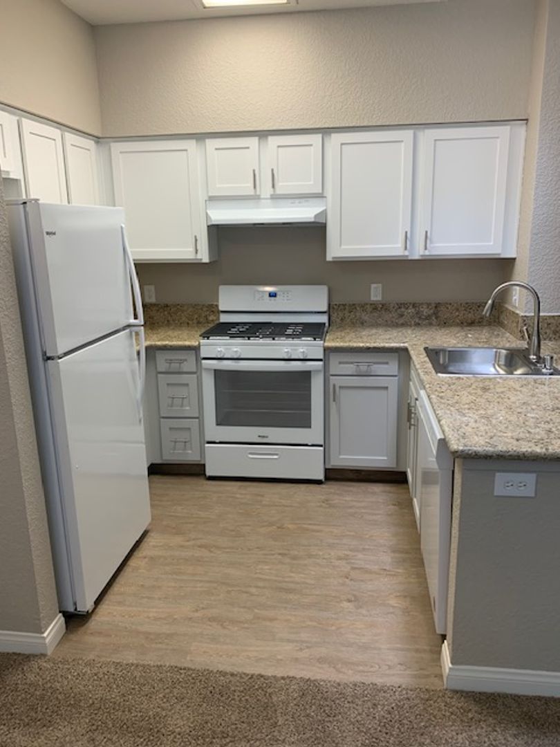 Bakersfield Apartment: 2605 Brookside Dr.