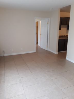 MOVE IN Special! Upstairs one bedroom $300 off your first months rent! – photo 1