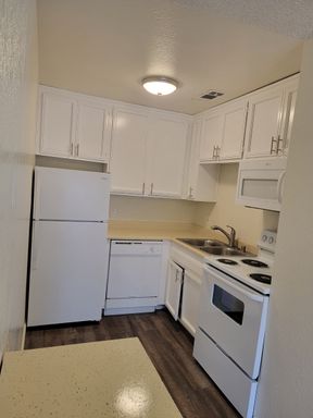 Gorgeous upgraded single-level 1 bedroom, 1 bath – photo 1