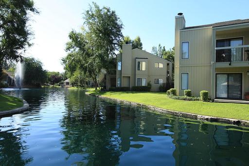 2 Bedroom 2 Bathroom on Lake With Fireplace! – photo 1