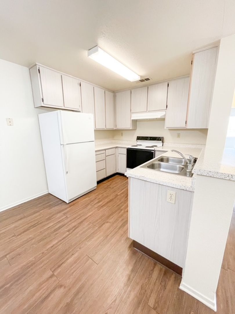 Fresno Apartment: 3207 W Shields Ave