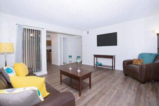 Hurry in today! Spacious 2x1 at a Great Price! – photo 1