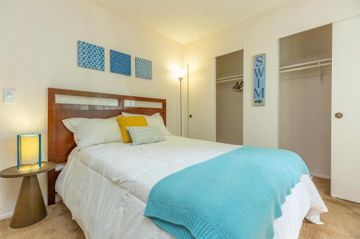 Tucked Away 1/1 w/Plank Flooring and Full Size Washer/Dryer INCLUDED! – photo 1