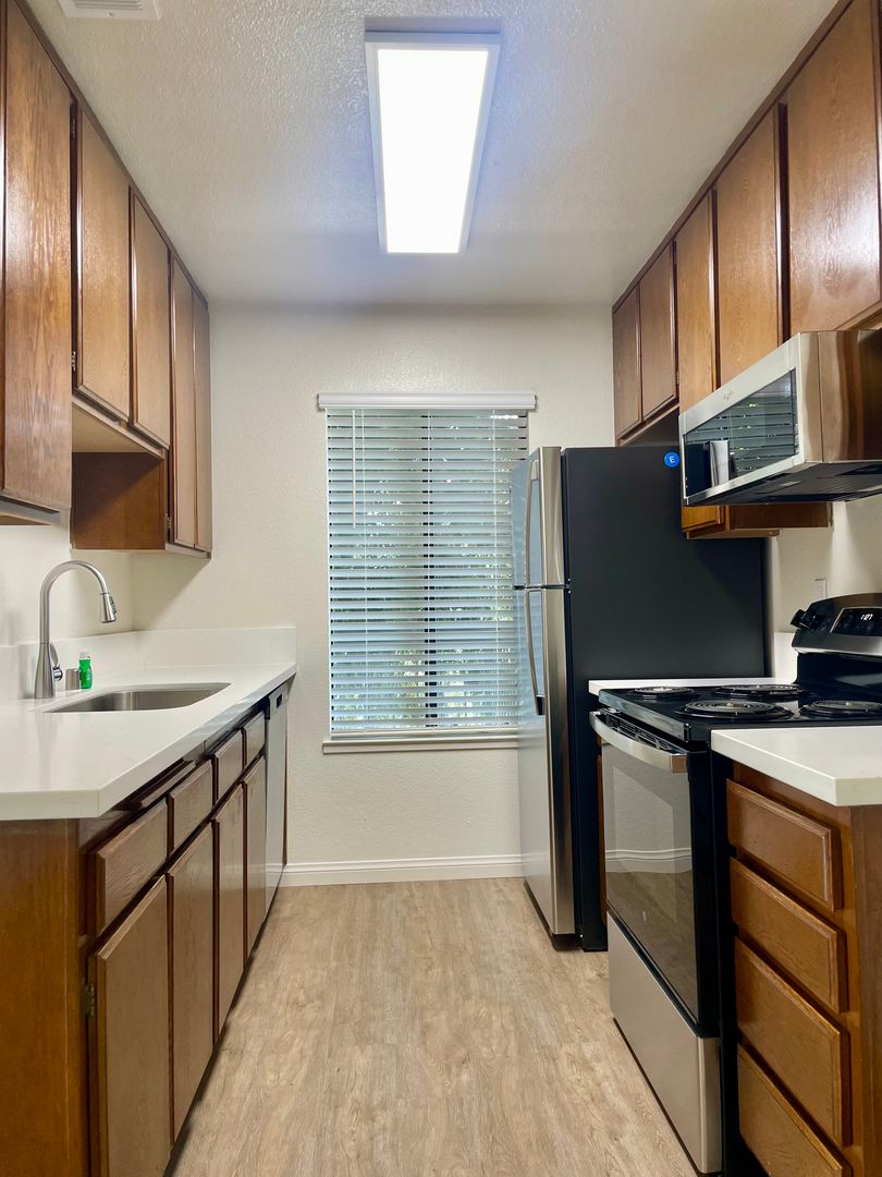 Bakersfield Apartment: 8200 Kroll Way