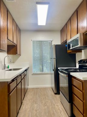 Upgraded 2 Bedroom 1 Bathroom! – photo 1