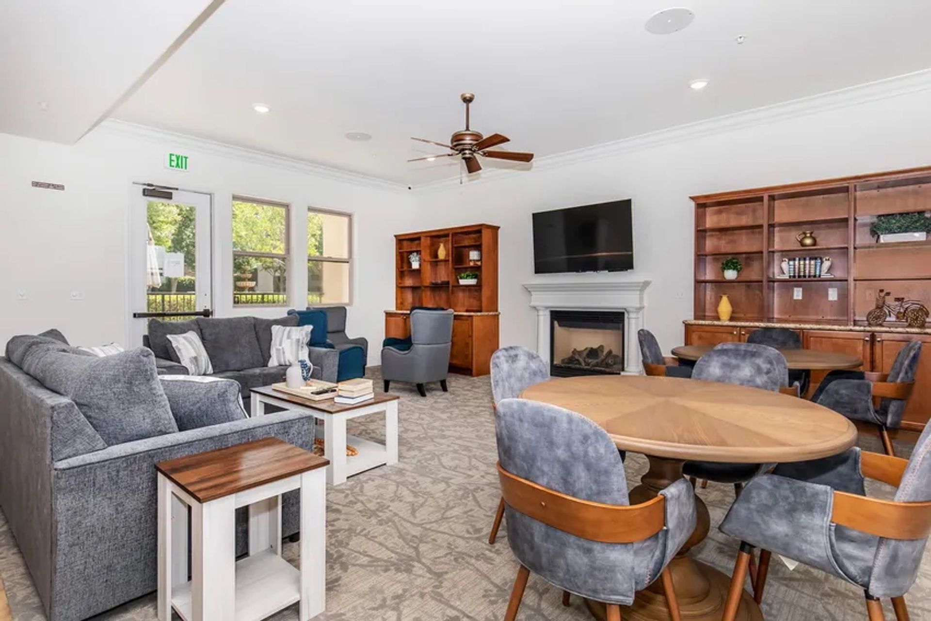 Beautiful 2x2 with New Plank flooring – photo 1