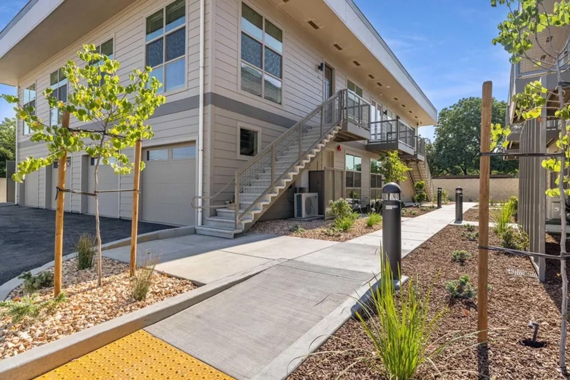 Hanford Apartment: 1000 W. 7th Street