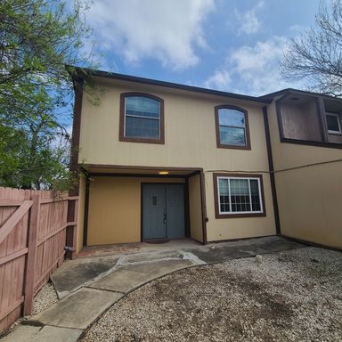 Spacious 3 BR+study/2.5 bath end-unit townhome w/balcony & patio! – photo 1