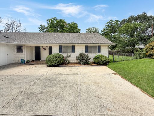 3 Bedrooms 2 Baths – photo 1