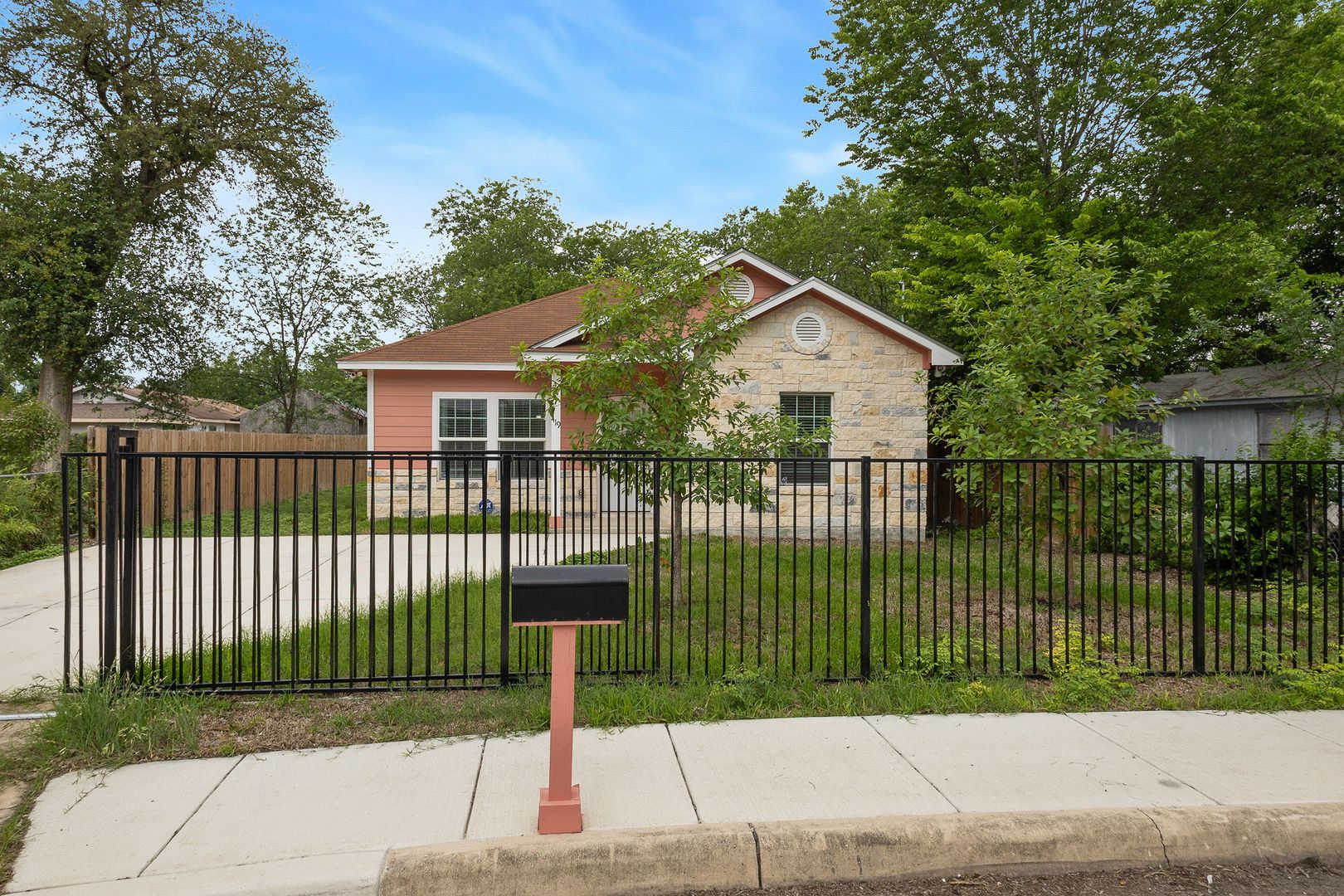 San Antonio House: 419 San Manuel Ave