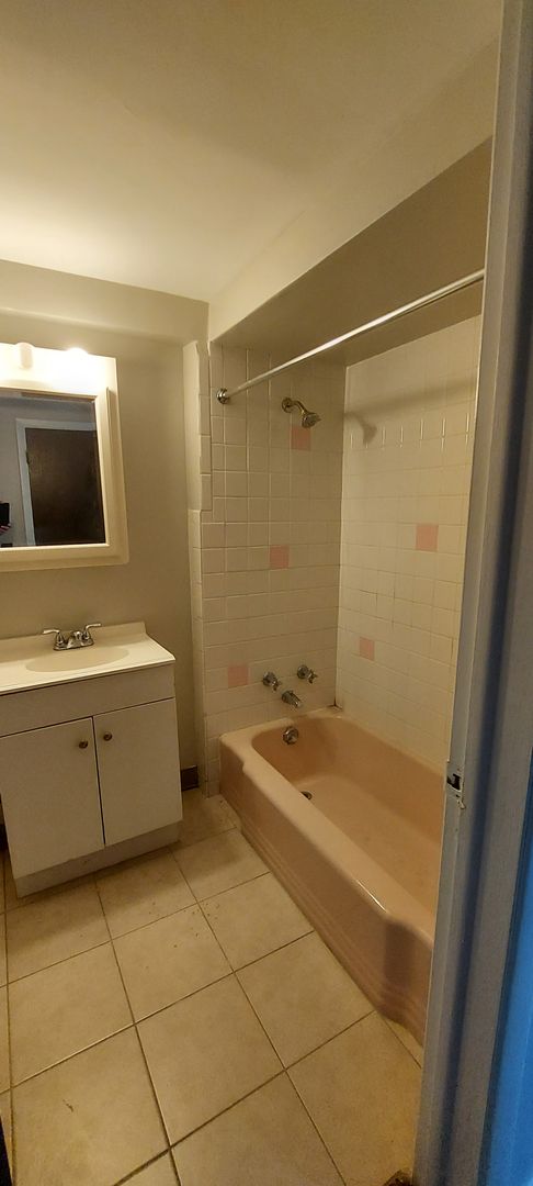 Broadview Apartment: 1300 W Roosevelt Rd