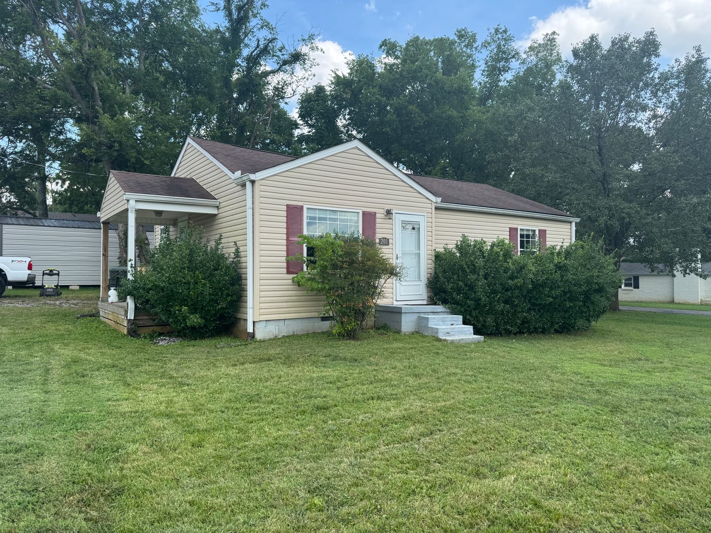 Lebanon House: 201 Sloan St