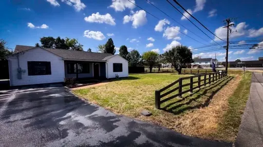 1500sqft of PRIME Commercial space on the N side of Lebanon! – photo 1
