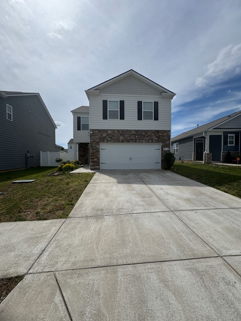 Lebanon House: 845 Long Leaf Road