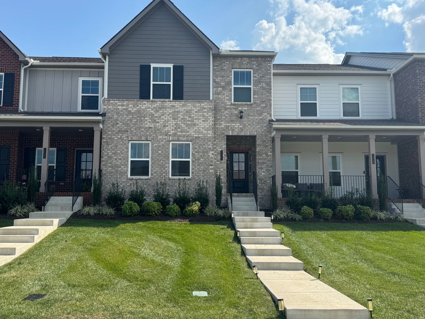 Lebanon House: 1421 Knox Lane