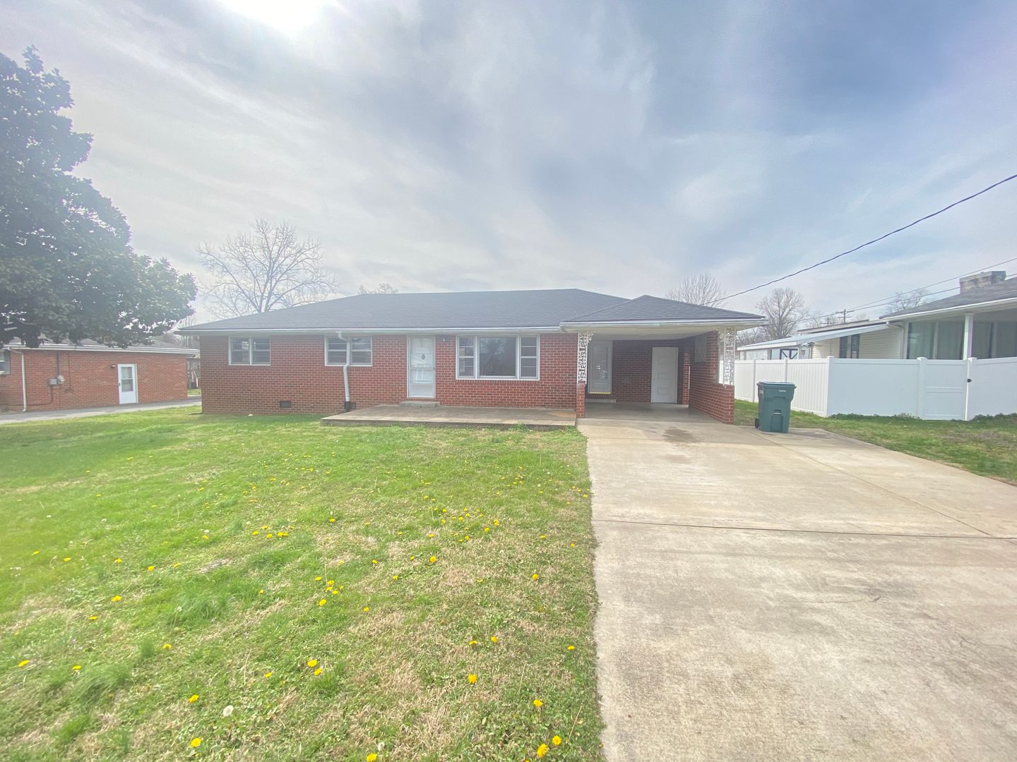Lebanon House: 404 Vosswood Dr