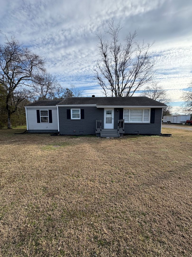 Lebanon House: 397 Franklin Rd