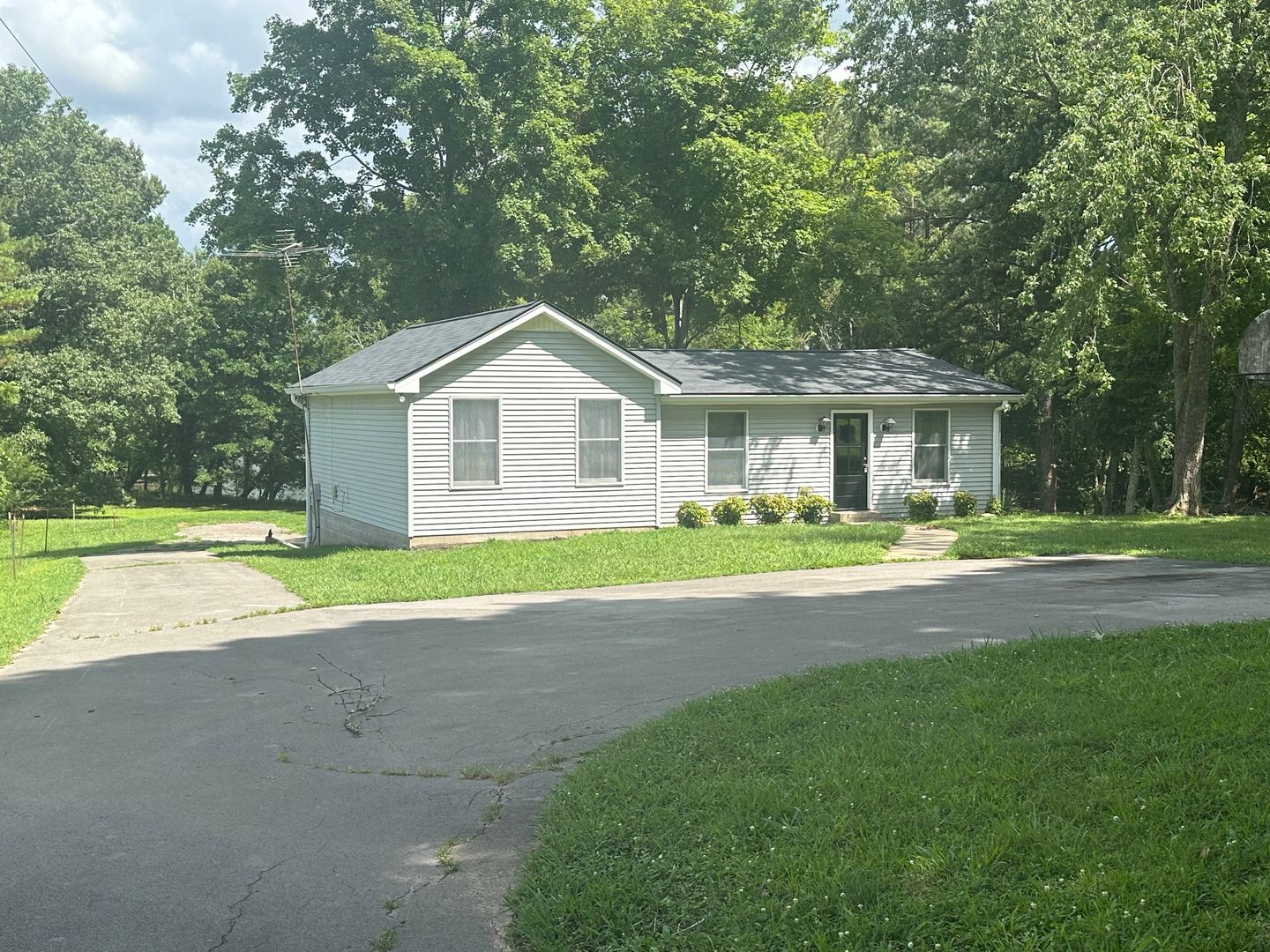 Lebanon House: 805 Pebble Cove